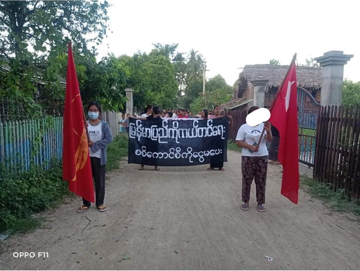 Myanmar_Now_Eng's tweet photo. An evening protest against Myanmar's military dictatorship in a village in the eastern part of Yinmarpin Township, Sagaing, this evening (Oct 29). 

Photos: CJ

#WhatsHappeningInMyanmar https://t.co/O203GuT6Vt