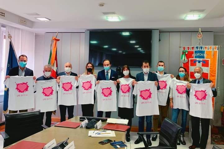 GabusiMarco's tweet photo. #REGIONE &amp; CANDIOLO 
💖La vita è #rosa!

Oggi al termine della consueta giunta del venerdì abbiamo voluto fare qualche foto con le #magliette del progetto “Life is pink” campagna della Fondazione Piemontese per la Ricerca sul #Cancro - Candiolo.

#sostienicandiolo
#lifeispink https://t.co/jpTwIpX8gI