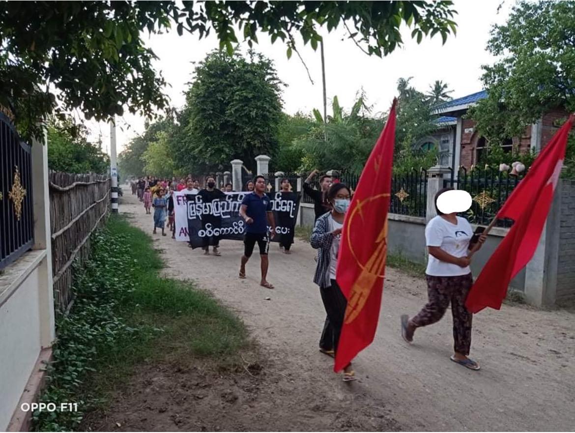 Myanmar_Now_Eng's tweet photo. An evening protest against Myanmar's military dictatorship in a village in the eastern part of Yinmarpin Township, Sagaing, this evening (Oct 29). 

Photos: CJ

#WhatsHappeningInMyanmar https://t.co/O203GuT6Vt