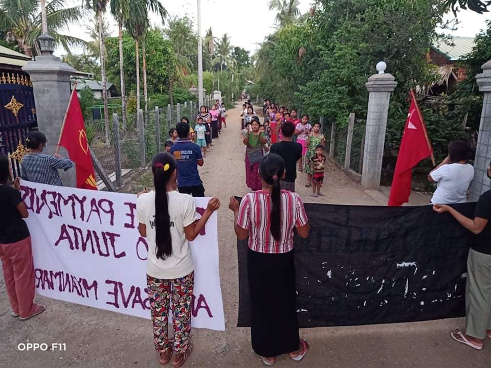 Myanmar_Now_Eng's tweet photo. An evening protest against Myanmar's military dictatorship in a village in the eastern part of Yinmarpin Township, Sagaing, this evening (Oct 29). 

Photos: CJ

#WhatsHappeningInMyanmar https://t.co/O203GuT6Vt