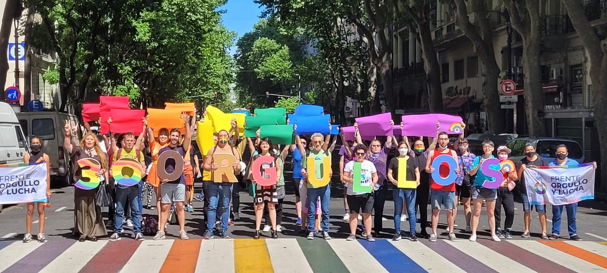 cienporcientodd's tweet photo. ☀️ A primera hora de la mañana, mediante una acción relámpago sobre la Av. de Mayo, esquina Perú, formamos la leyenda 30 ORGULLOS y una bandera humana con los colores de la diversidad. https://t.co/6oZQ6ketpl