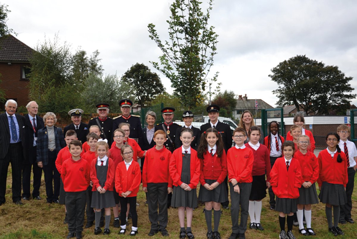 QGCanopy's tweet image. “The tree can be viewed and enjoyed by children, parents and the community for years to come.”🌳

The children of Knotty Ash Primary School and Deaf Resource Base in #Liverpool have come together to plant a #QGCCelebrationTree🎉

Thank you for supporting the #queensgreencanopy🌱