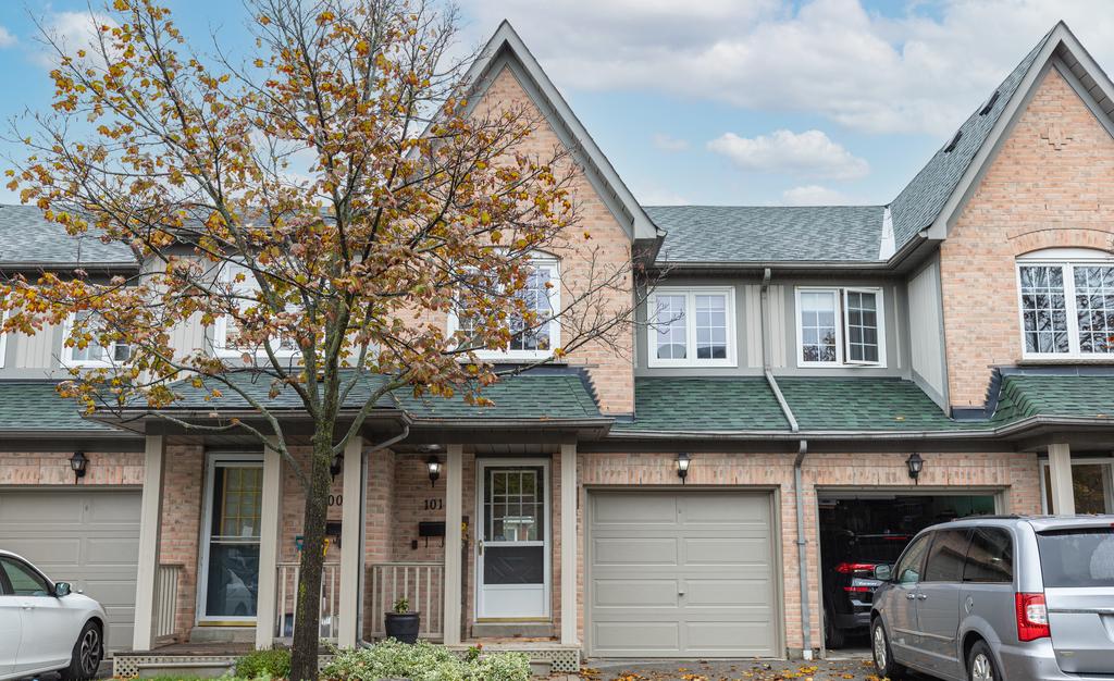 TheHanlonTeam's tweet photo. 101-2945 Thomas Street for sale. Central Erin Mills. Quiet complex, walking distance to stores, private fenced yard. Call us for details 905-271-5141 https://t.co/GKtACSkUjQ