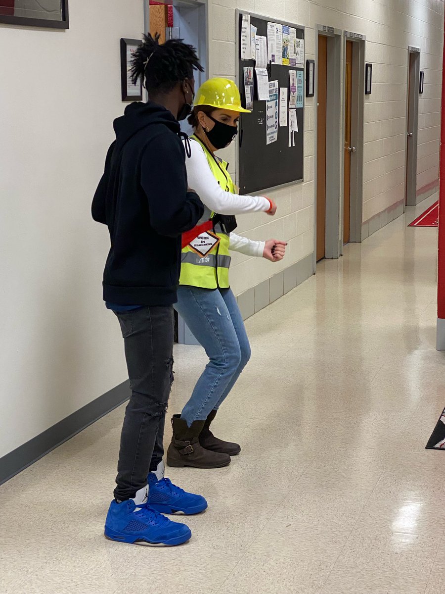 Thomas4Leaders's tweet photo. During lunch we dance. 💃 #wellness #adminAtwork https://t.co/e31jD3lXln