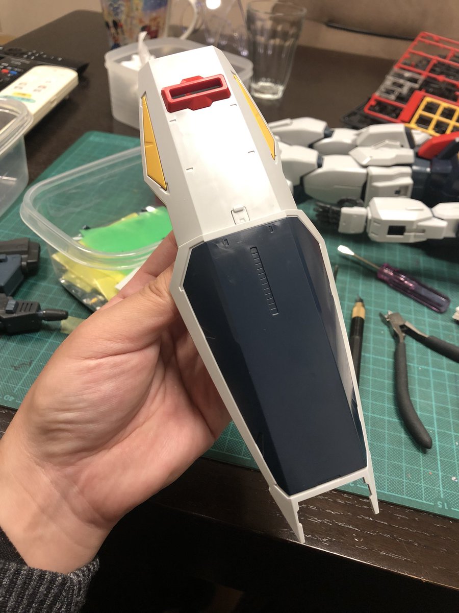 ponsaku3594's tweet photo. PGガンダムmk-2進捗報告。
仕事終わってどこにも寄り道できなかったこのフラストレーションをどうしてくれようかと考えたけど、やっぱ帰ってきてから一心不乱に模活デスネー🤣
ついに武装パーツも完成しました。デカい！でも眠い！続きはまた明日ー！🥱
#ガンプラ #pgmk2 #ガンプラ好きと繋がりたい https://t.co/Ej5OeRy5gL