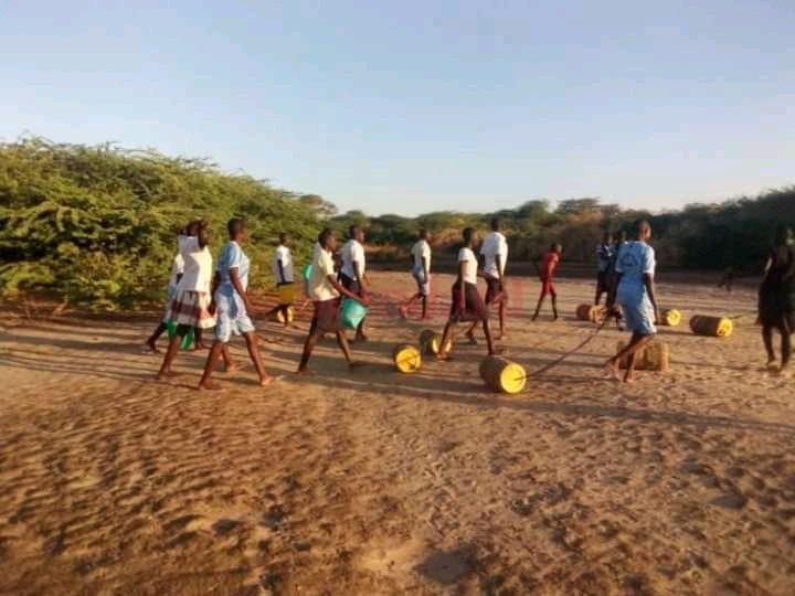 Locham_David's tweet photo. Dear, @GovernorNanok &amp; Acting  Turkana CEC for Water 💧 DG @LotethiroPeter  

Students are disproportionately affected by Water 💧 crisis in Nakurio in Kerio (Turkana Central)

Nakurio Girls Secondary students  footing &amp; trekking for 5 kms to access Water 💧at River Kerio. https://t.co/TtygMGjZc1