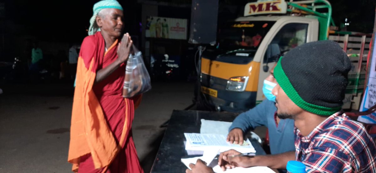 NamasiSuren's tweet photo. பல
நடமாடும் கடவுள்களில் இவரும் ஒருவர், தினக்கூலி செய்து தன் வாழ்க்கையை நடத்தி வரும் பாட்டி...குழந்தை பாரதிக்கு தன்னால் முடிந்த உதவியை கொடுத்து விட்டு..
அந்த பிஞ்சை எப்படியாவது காப்பாத்திடுங்கனு கை எடுத்து கும்பிட்டுட்டு போயிருக்கு இந்த பாட்டி
#savebharathi
#Savebarathi https://t.co/ThA3ZefJLx