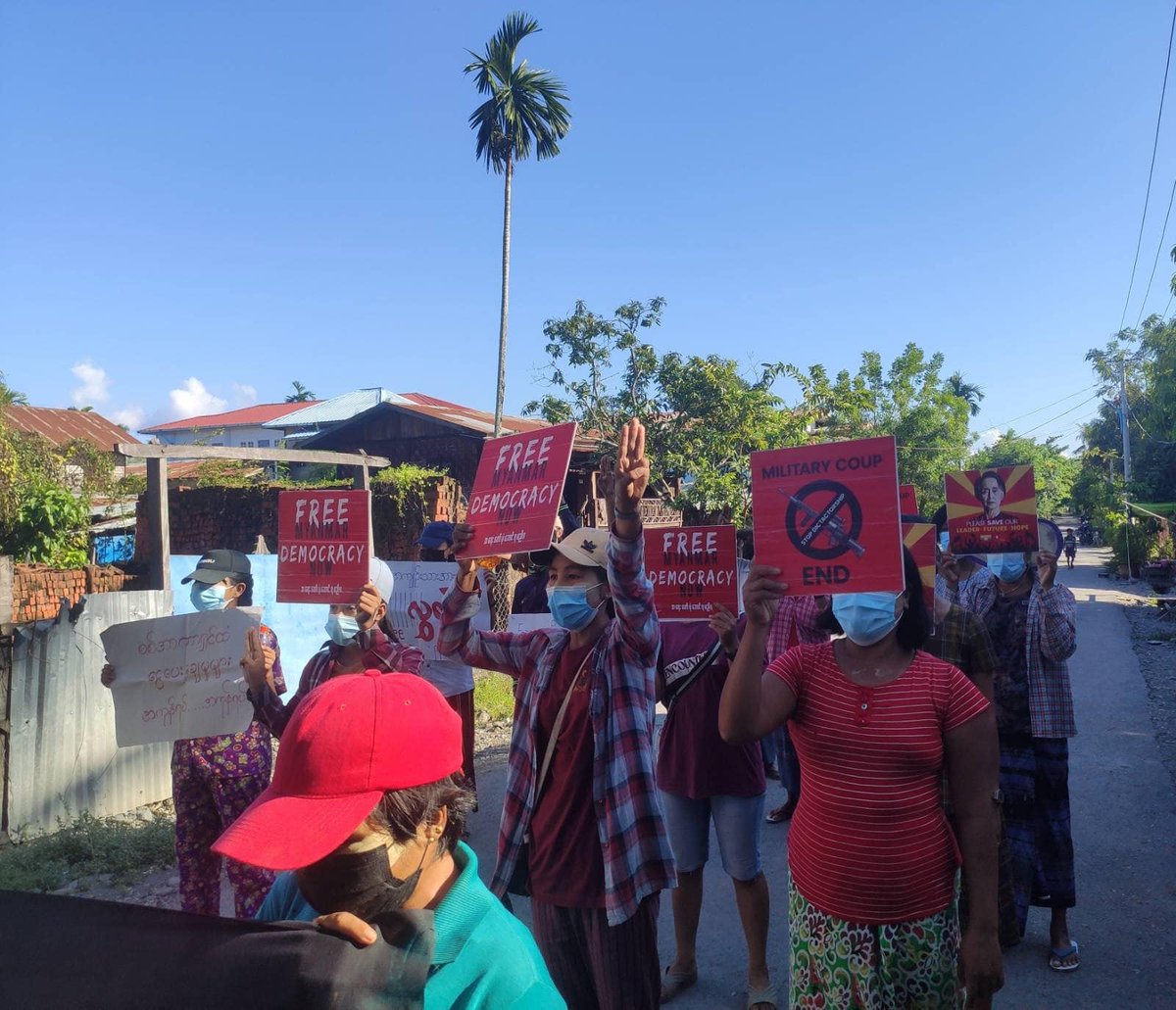 Myanmar_Now_Eng's tweet photo. In Kale, Sagaing, residents staged an anti-military junta rally today (Oct 29), 264th day of  protests. 

Photos: CJ

#WhatsHappeningInMyanmar https://t.co/hZxdFMfI0u