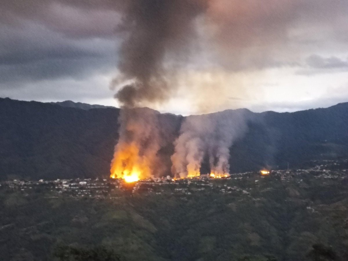shunnleileicho's tweet photo. THANTLANG, Chin State:
More than 100 houses and the largest Baptish Church were set on fire by artillery shelled by SAC Terrorist Group.
https://t.co/N8wpFpHHWl
#WarCrimesOfJunta                        #Oct29Coup        
#HelpMyanmarIDPs 
#HelpChinState
#WhatsHappeningInMyanmar https://t.co/FIDd7yozrD