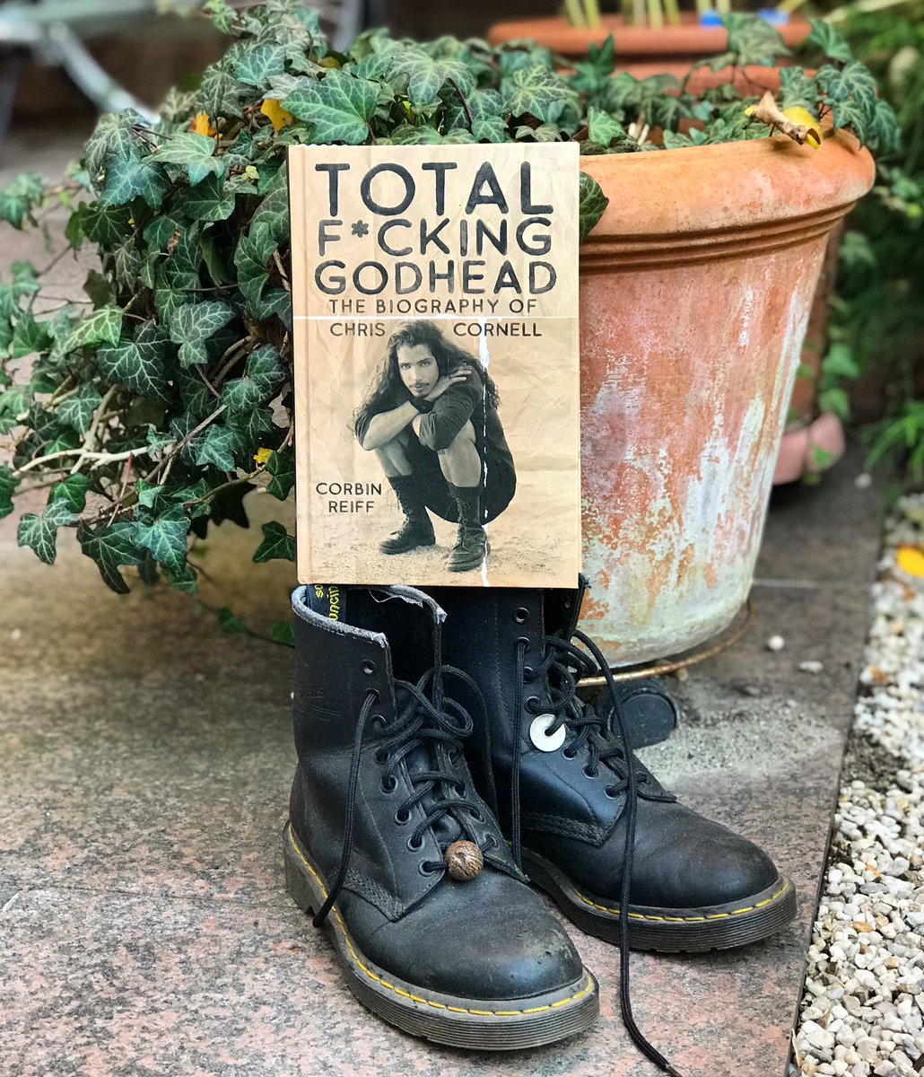 katrinreads's tweet photo. This biography of #ChrisCornell was a wild trip down memory lane. If you’re not a fan of Chris Cornell’s music, then this one probably isn’t for you (because if you didn’t know &amp; love him until now, then honestly, you’re beyond hope! Kidding. I think).

https://t.co/cL0GsnzTIN https://t.co/CQlKr6tr3J
