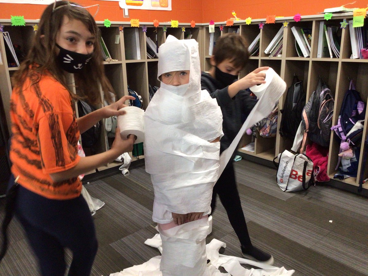 mrswaters4th's tweet photo. The beginning of the Halloween fun!  Thank you to our room parents, very well organized for Mrs. Waters and the kids are having a blast! https://t.co/C9hKDxu0b4