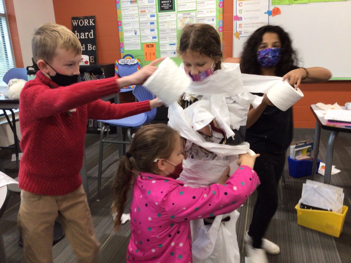 mrswaters4th's tweet photo. The beginning of the Halloween fun!  Thank you to our room parents, very well organized for Mrs. Waters and the kids are having a blast! https://t.co/C9hKDxu0b4