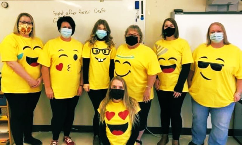 MsOickle's tweet photo. Happy Halloween from our staff! 😂😘🤓😍😇🥳😎 @NLESDCA @bpprimary https://t.co/nlNFa1bNrC