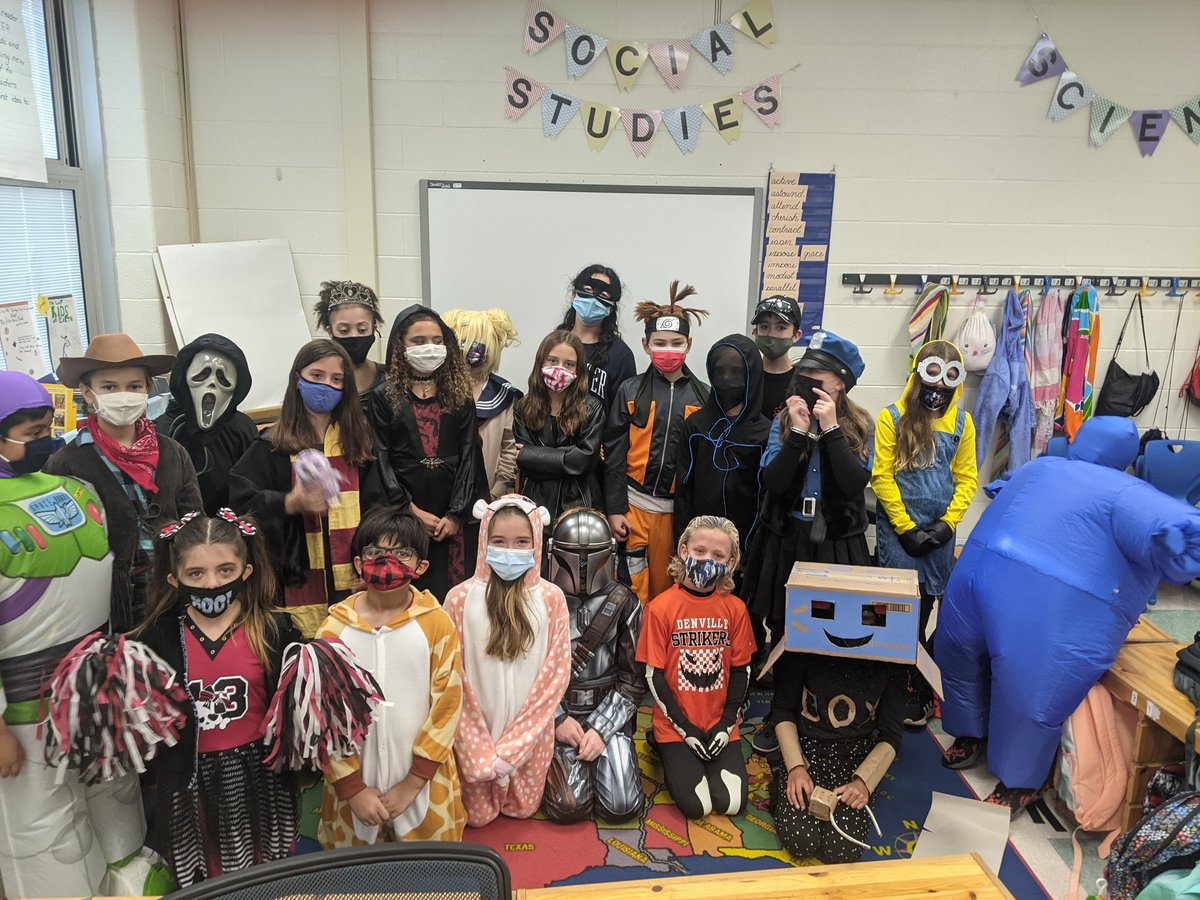MrsFattorusso's tweet photo. Happy Halloween from Room C17! @LVLionsDen https://t.co/0TeJJSqJt9