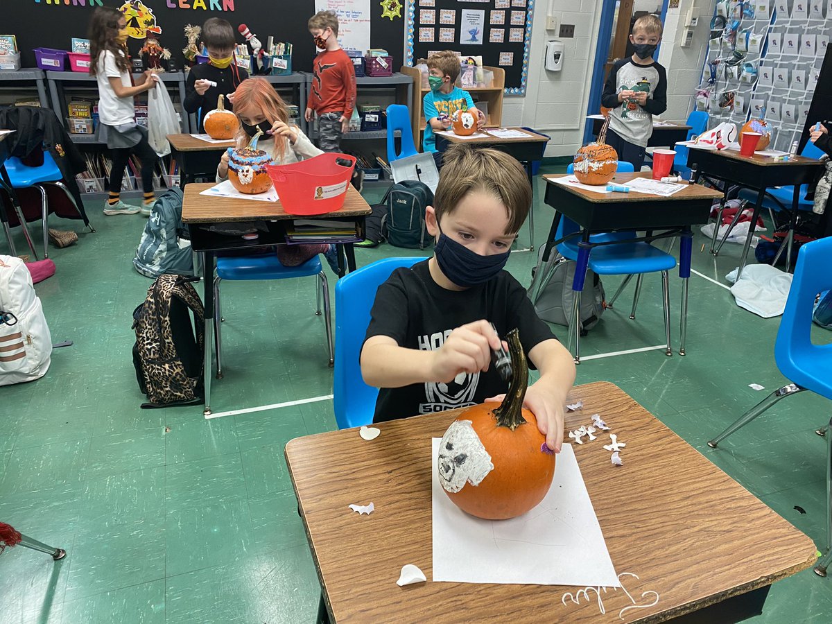 lizmachado68's tweet image. Decorating pumpkins, skeleton scavenger hunt and crafts during our festivities - thank you room parents for such wonderful activities!#beartavernpride