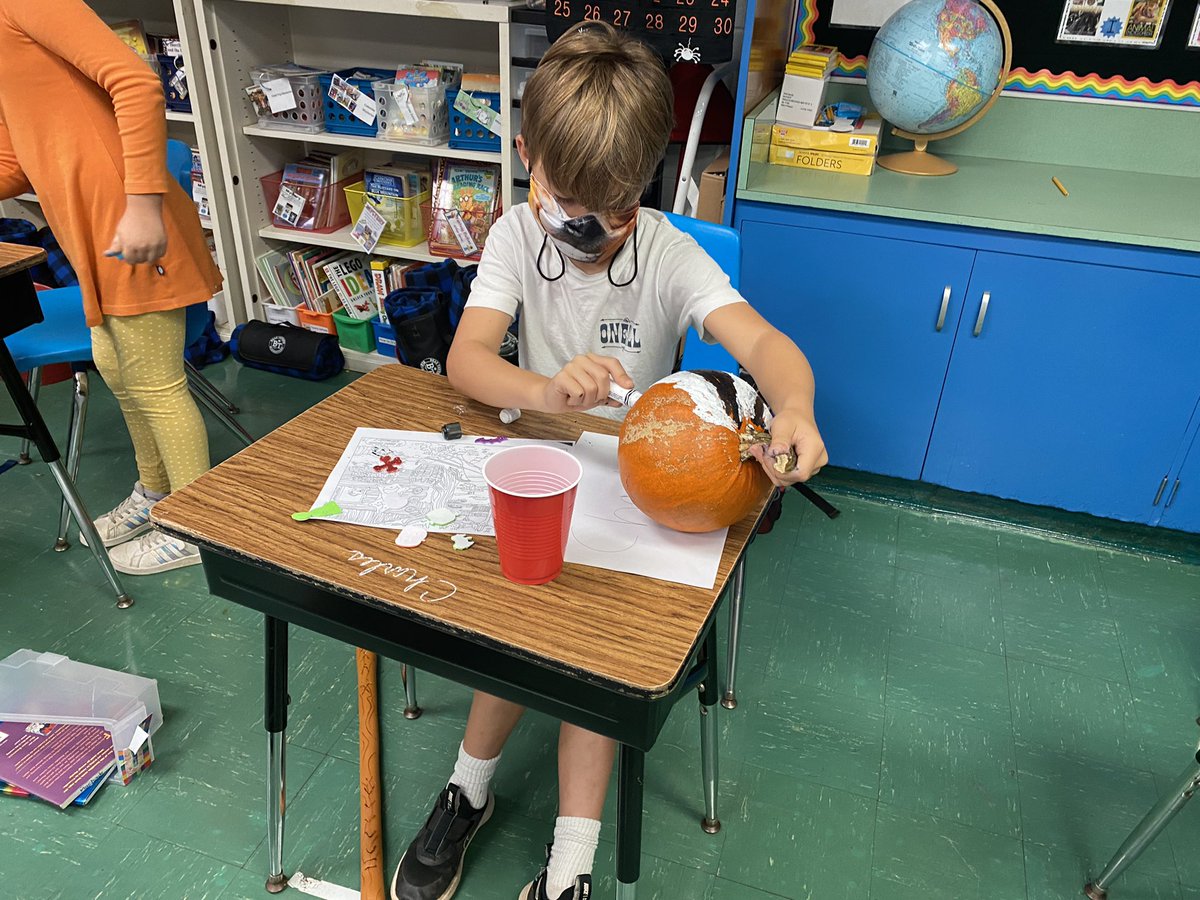 lizmachado68's tweet image. Decorating pumpkins, skeleton scavenger hunt and crafts during our festivities - thank you room parents for such wonderful activities!#beartavernpride