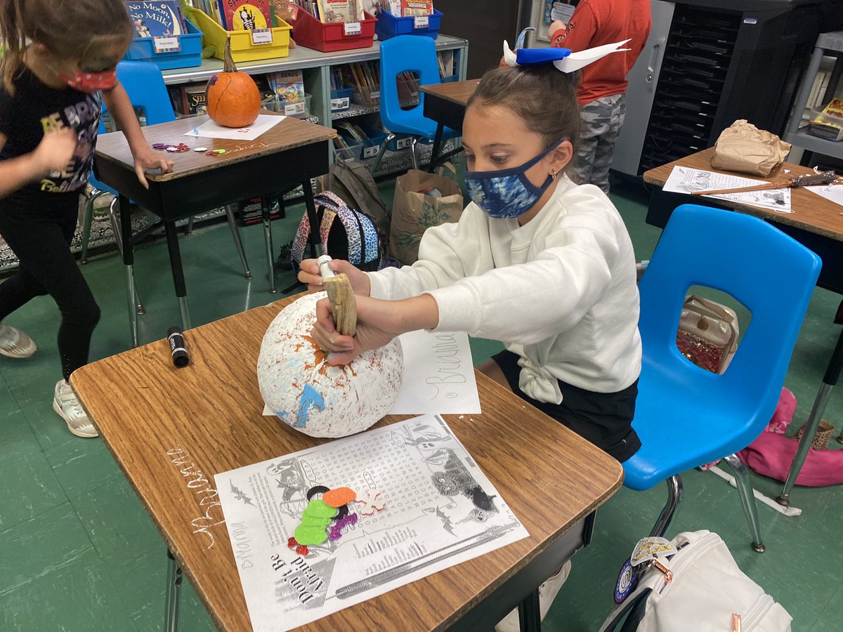 lizmachado68's tweet image. Decorating pumpkins, skeleton scavenger hunt and crafts during our festivities - thank you room parents for such wonderful activities!#beartavernpride