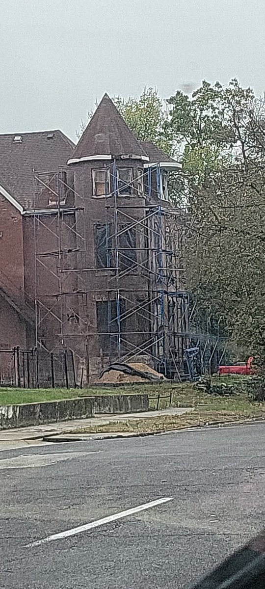 Captain_Clutch's tweet photo. They starting to rehab them big homes on STL ave... these finna be 1/2 million dollar homes. https://t.co/cVYjxpekyn