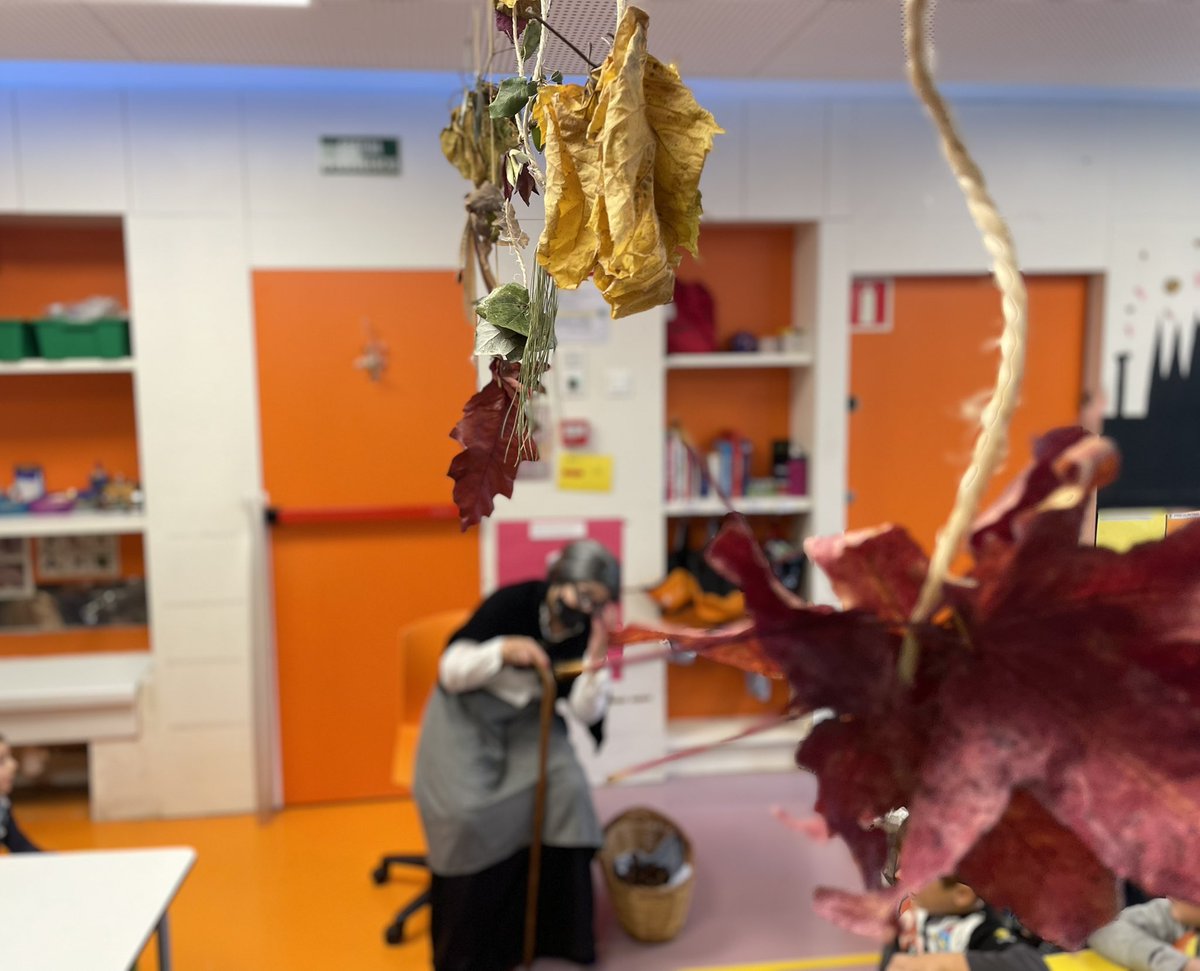 IgnasiHeras1's tweet photo. Quin gran dia!!🌰
Vestits de castanyer/a, danses, jocs, cançons, manualitats, contes…
I finalment, la gran artista convidada a la jornada👵🏻
Una Marieta Castanyera en plena forma que s’ha passejat pels 3 cursos del #mopi de #jecasp repartint castanyes i felicitat a parts iguals https://t.co/r6X0CKKLcE