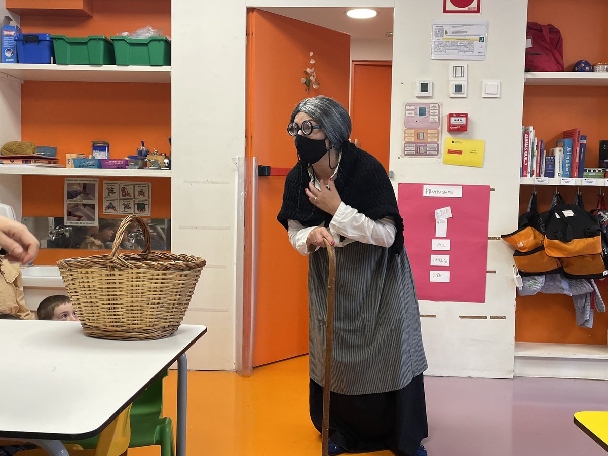 IgnasiHeras1's tweet photo. Quin gran dia!!🌰
Vestits de castanyer/a, danses, jocs, cançons, manualitats, contes…
I finalment, la gran artista convidada a la jornada👵🏻
Una Marieta Castanyera en plena forma que s’ha passejat pels 3 cursos del #mopi de #jecasp repartint castanyes i felicitat a parts iguals https://t.co/r6X0CKKLcE