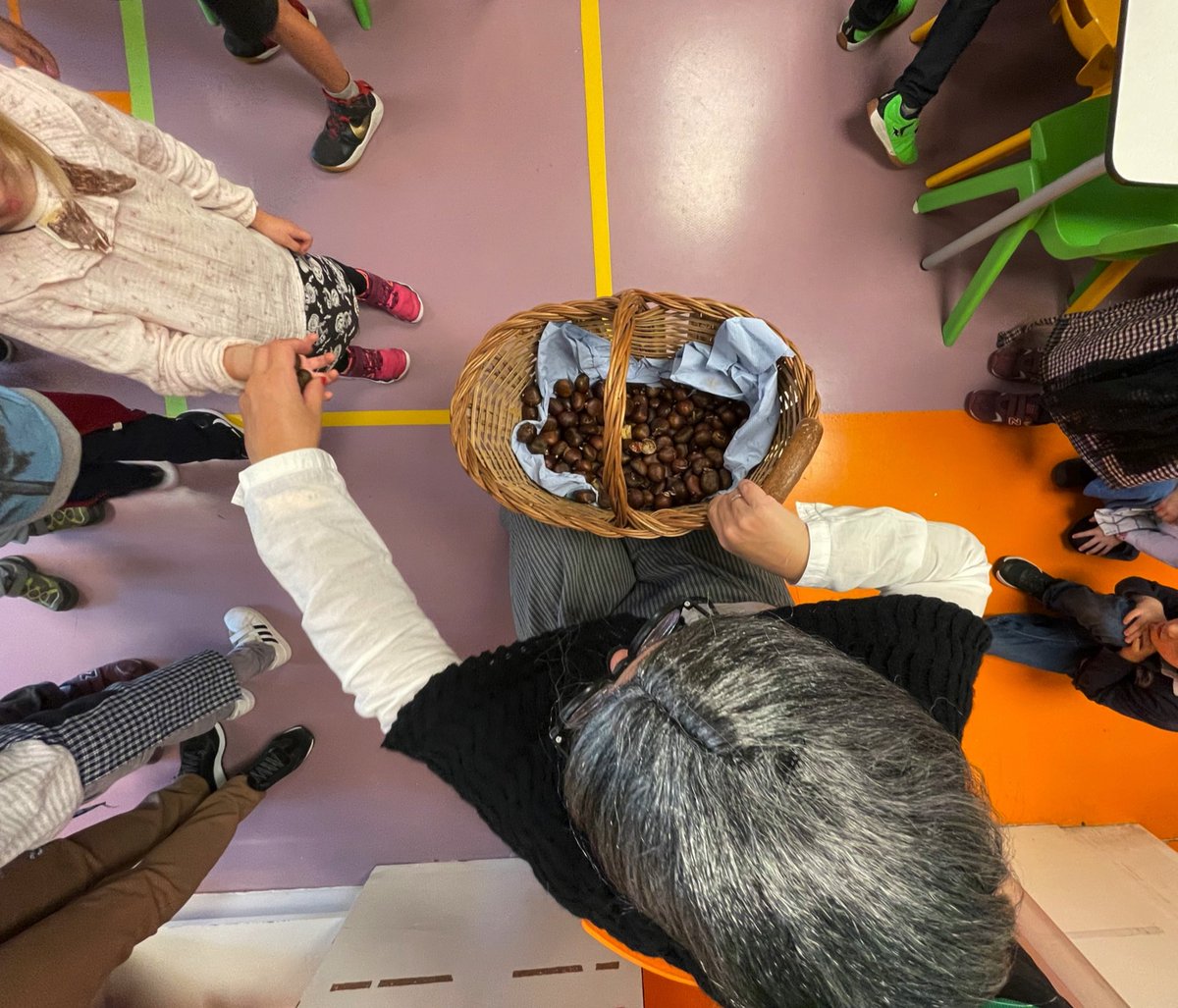 IgnasiHeras1's tweet photo. Quin gran dia!!🌰
Vestits de castanyer/a, danses, jocs, cançons, manualitats, contes…
I finalment, la gran artista convidada a la jornada👵🏻
Una Marieta Castanyera en plena forma que s’ha passejat pels 3 cursos del #mopi de #jecasp repartint castanyes i felicitat a parts iguals https://t.co/r6X0CKKLcE