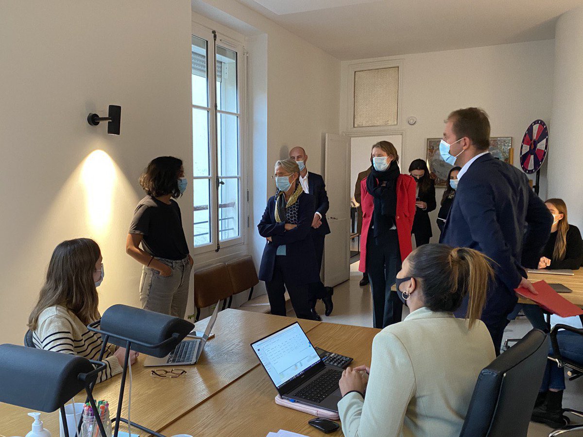Elisabeth_Borne's tweet photo. Ravie d'avoir échangé avec les apprentis de @pnyburger et les membres du réseau @cjd_france. Grâce à leur mobilisation "1 jeune dirigeant, 1 alternant" dans le cadre d'#1jeune1solution, près de 3 000 contrats ont déjà été pourvus. Tous mobilisés pour la jeunesse ! @ThibautGuilluy https://t.co/9VCoXhg9sr