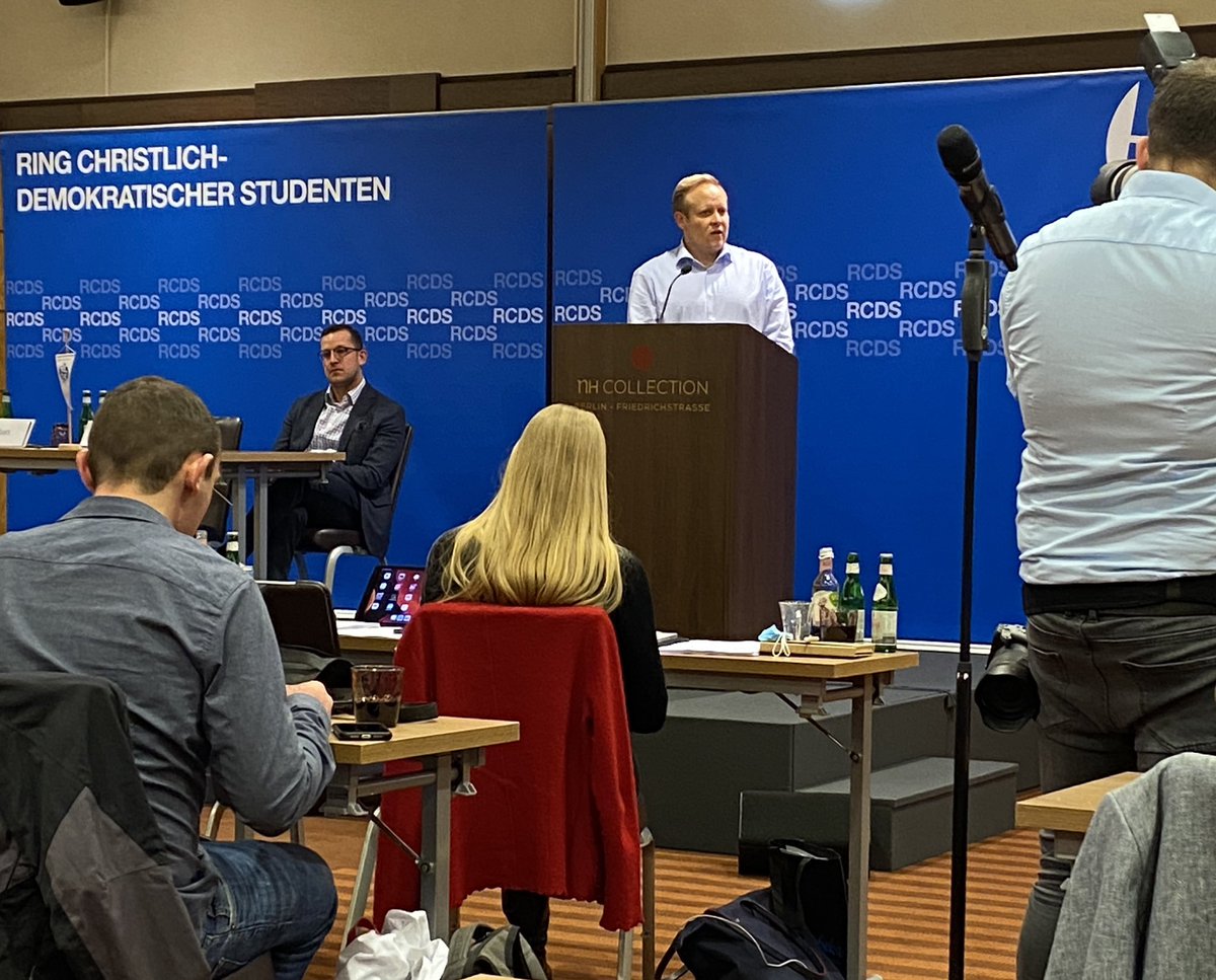 RLPRCDS's tweet photo. „Wir müssen unsere Hausaufgaben machen und unsere eigenen Konzepte haben. So können wir eine starke Opposition sein.“ @TKuban96 auf der #bdv21 des @rcds_buvo. https://t.co/rvfAaOWrsO