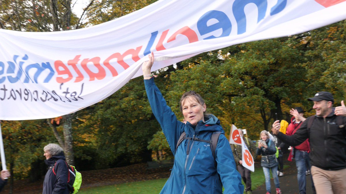urgenda's tweet photo. Na 515 kilometer zijn de klimaatwandelaars aangekomen in Glasgow! De laatste dagen waren nat en lang, maar ze zijn er! #climatemiles #letsaccelerate #elkestaptelt #COP26 https://t.co/agd6FnGe4q