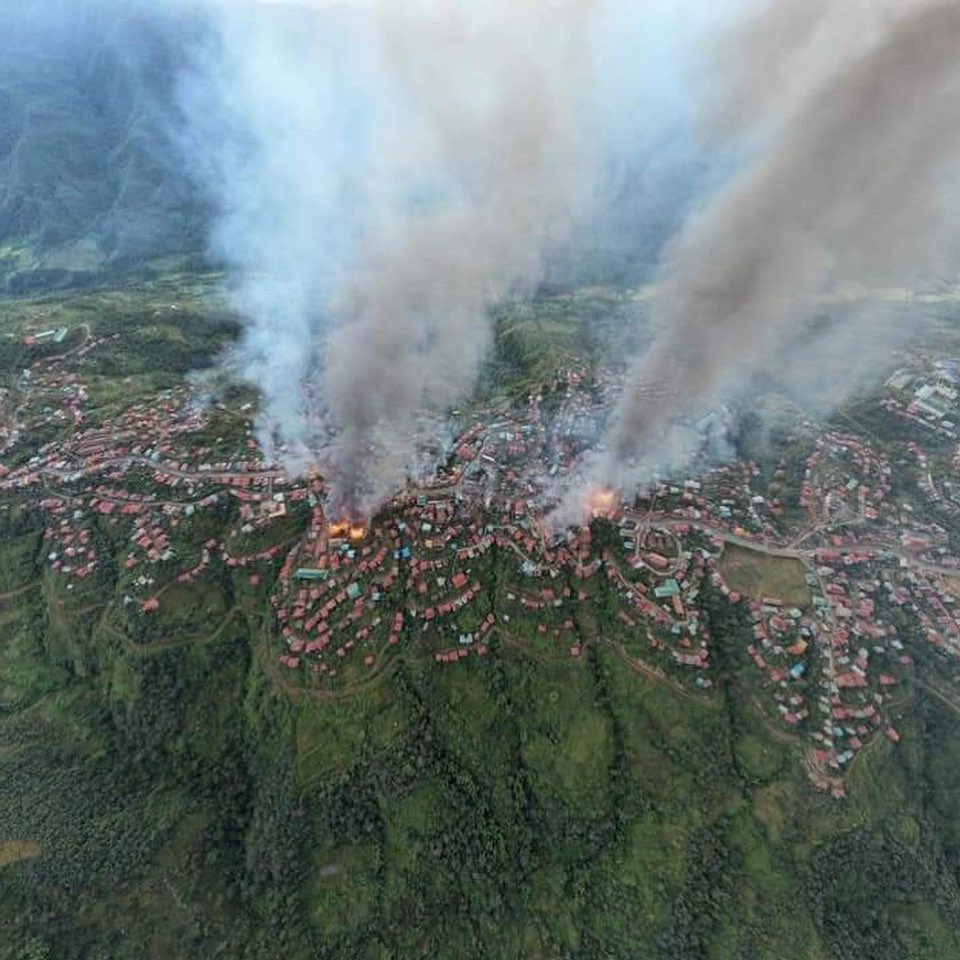 righest_mac's tweet photo. THANTLANG, Chin State:

More than 100 houses and the largest Baptish Church were set on fire by artillery shelled by SAC Terrorist Group. The artillery fire broke out at 9:50am. SAC continuously shelled until 6:30pm. 

#WhatsHappeningInMyanmar
#Oct29Coup https://t.co/joqXm6mZ7q