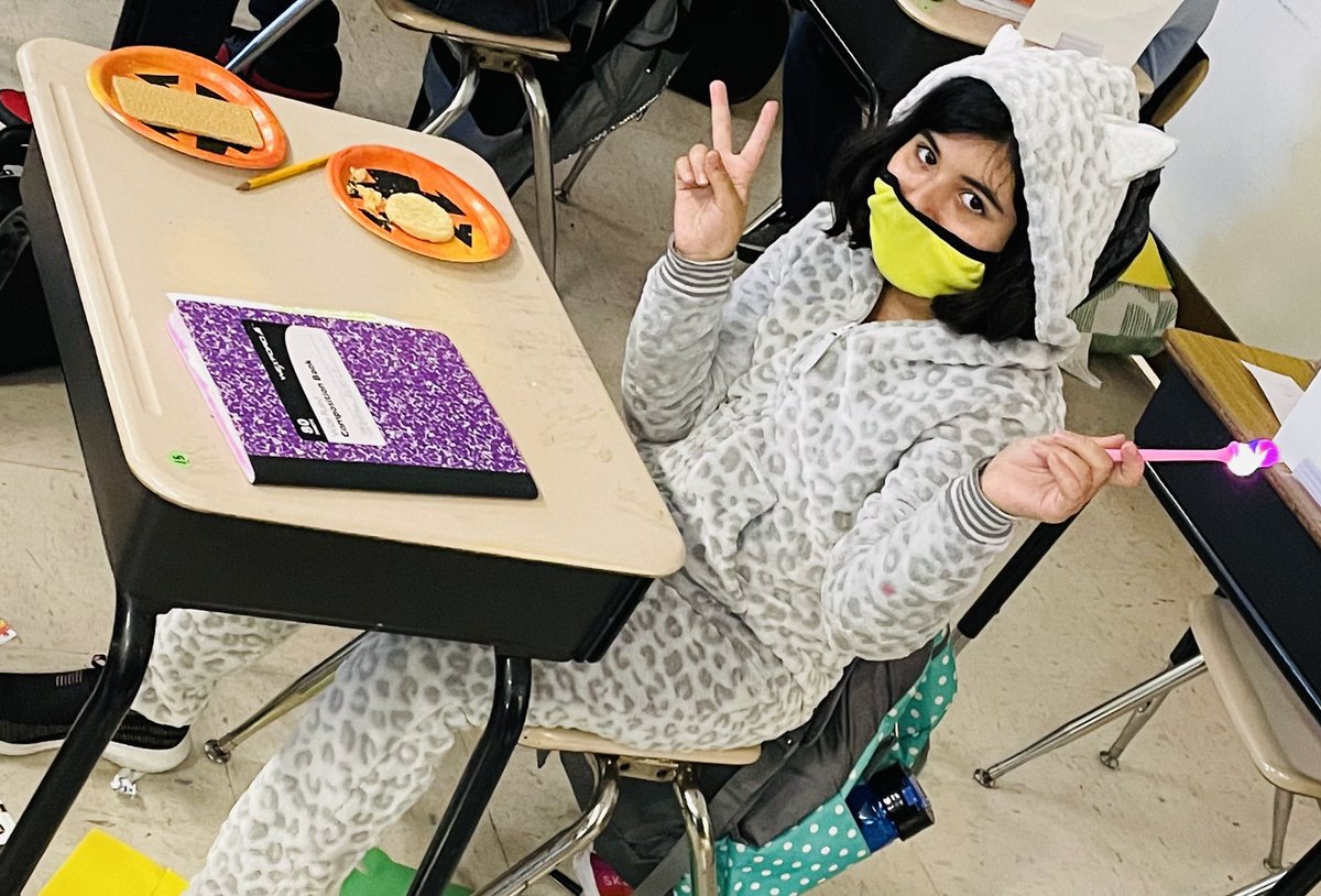WBIBruins's tweet photo. Check out Mrs. Reillyβs Fifth Graders making edible Plant and Animal Cellsβ¦YUM!! #WBIBruins #TastyLearning https://t.co/yjcL26smfd