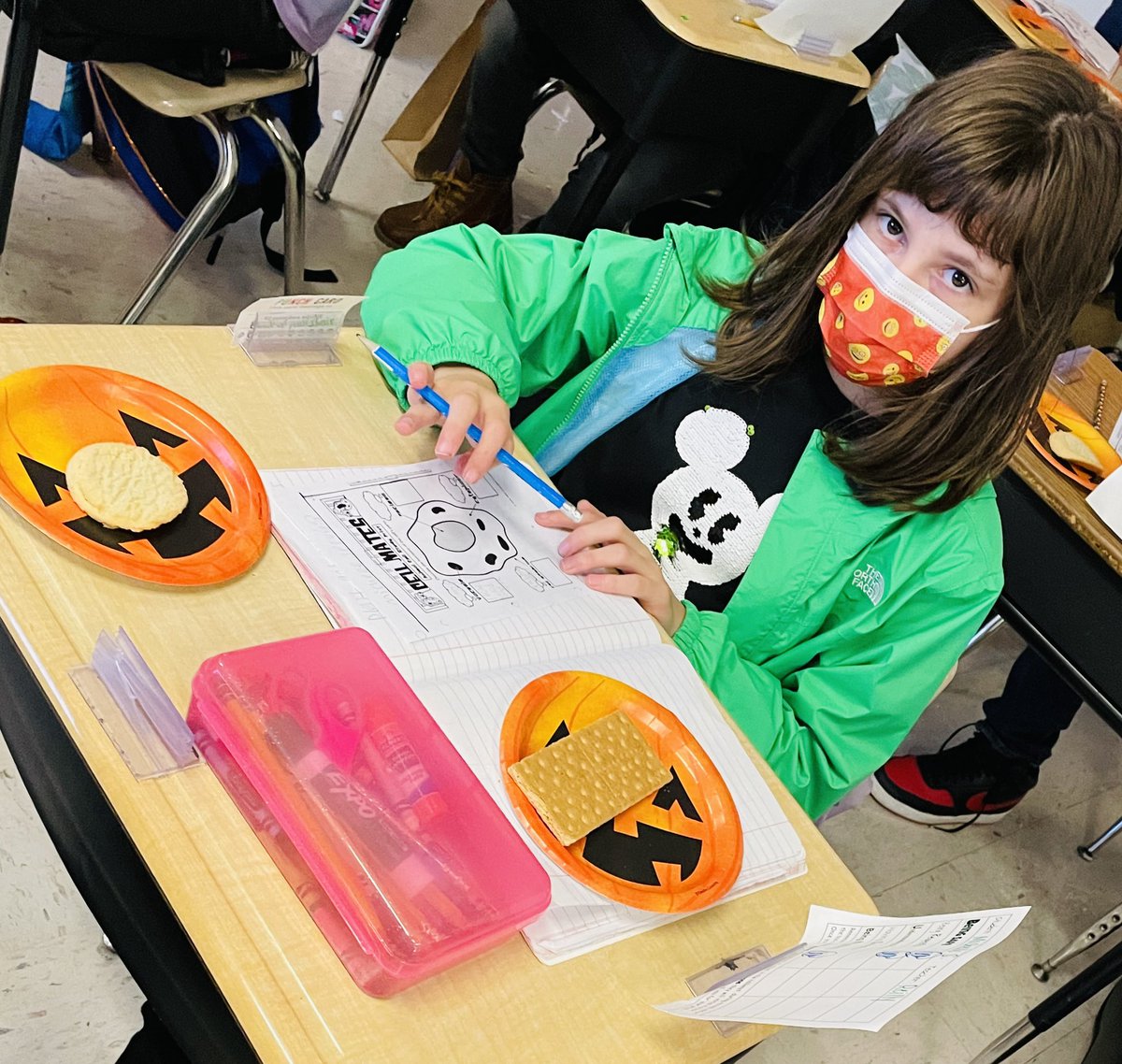 WBIBruins's tweet photo. Check out Mrs. Reillyβs Fifth Graders making edible Plant and Animal Cellsβ¦YUM!! #WBIBruins #TastyLearning https://t.co/yjcL26smfd
