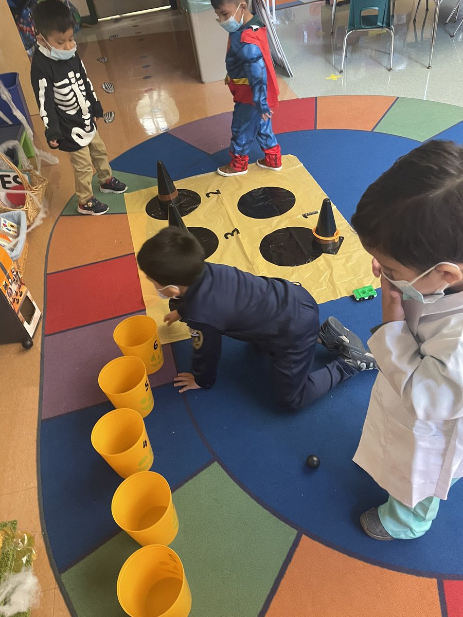 NatalieBauer20's tweet photo. Happy Halloween! Room 212 Had a blast playing games and Trick or Treating !  @jmfeclc #LBTogetherwecan #JuntospodemosLB https://t.co/xz4MXy2ACg