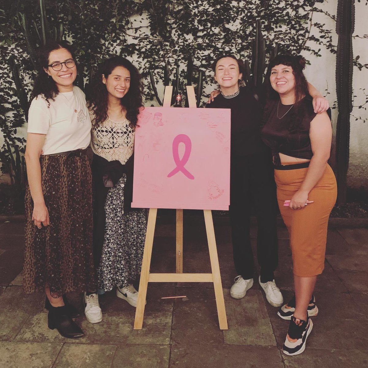dulcenopronto's tweet photo. La pasamos bien ayer en el drink and draw de Bien Fiera ❤️ https://t.co/z4cCTdJCR1