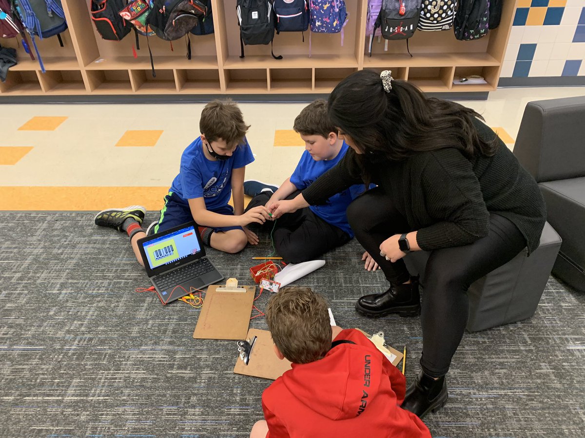 angbooth's tweet photo. Fifth grade tried to use a drawing to complete the circuit with the makey makey. A lot of trial and error, but they had fun! @haaralaFISD @CarrollFISD https://t.co/hrkIiT5zUP