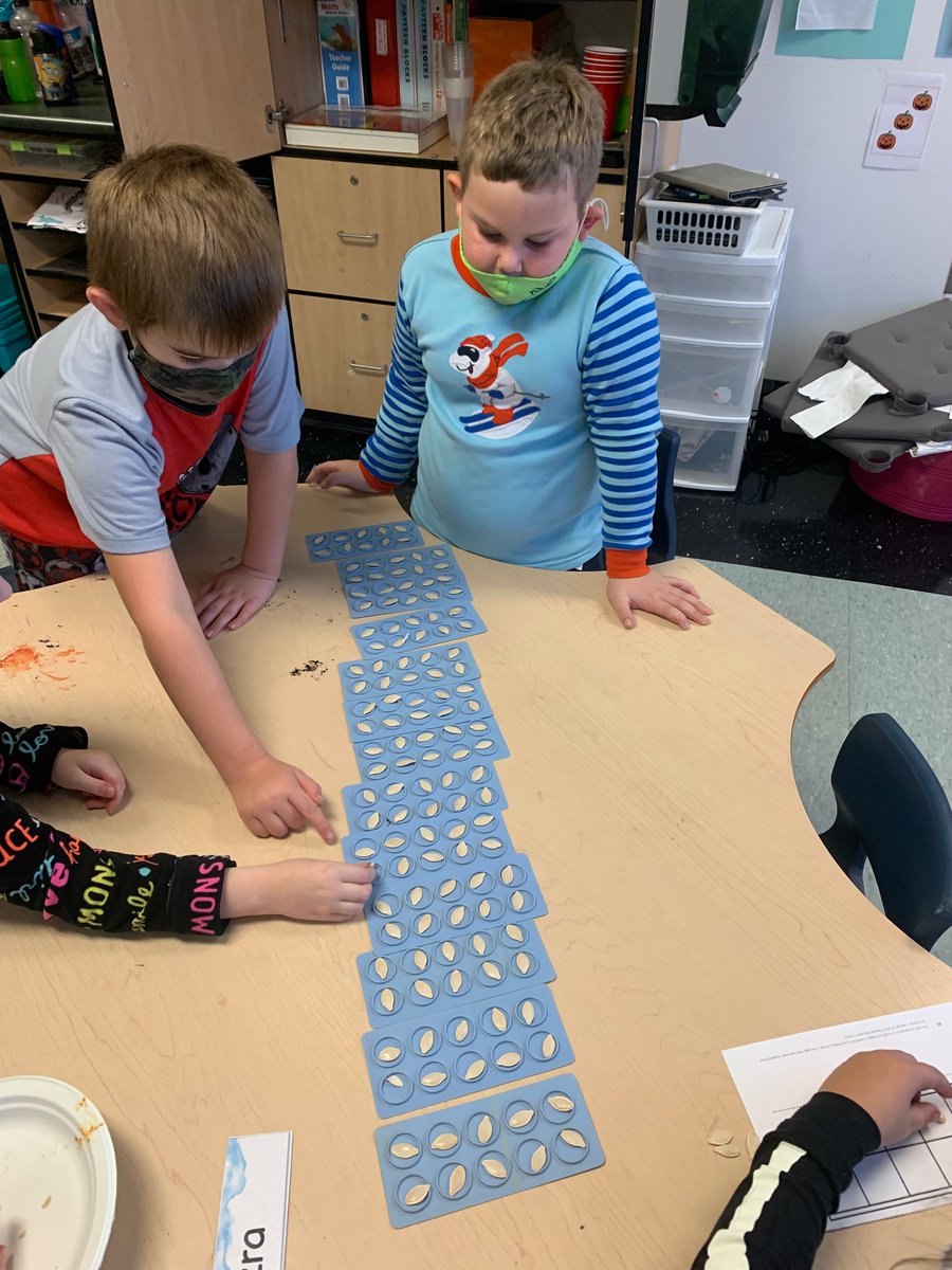 MrsKeatingGr1's tweet photo. We used 10 frames to figure out we had 490 seeds in our class pumpkin! https://t.co/zXfDcmwbfH