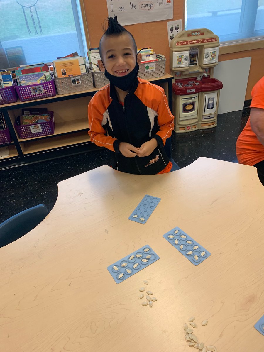 MrsKeatingGr1's tweet photo. We used 10 frames to figure out we had 490 seeds in our class pumpkin! https://t.co/zXfDcmwbfH