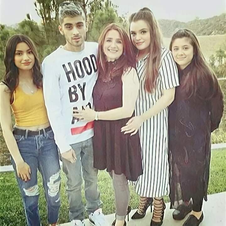 roxanaaghinitei's tweet photo. There's no way Zayn can hit a woman especially a grandma for he is surrounded by women at home and has a huge respect for them

#WeAreWithZayn #respectzayn #FreeZayn #welovezayn https://t.co/Es5zJa8tDL