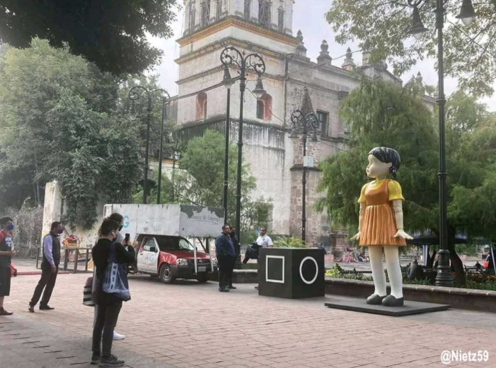 DONDEIRweb's tweet photo. ¡Jugaremos Muévete Luz Verde! 🟢 La Muñeca del Juego del Calamar está en Coyoacán https://t.co/GjC6vrUmOt https://t.co/rZDRe6MwV2