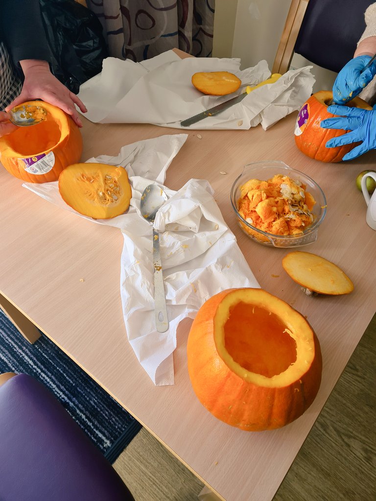 PUNC20_Jordan's tweet photo. Amazing pumpkin making with the patients and staff at @SyrenaHouse this afternoon! 🎃🎃🎃 #halloween2021 #pumpkincarving https://t.co/2HJx8uBeiI