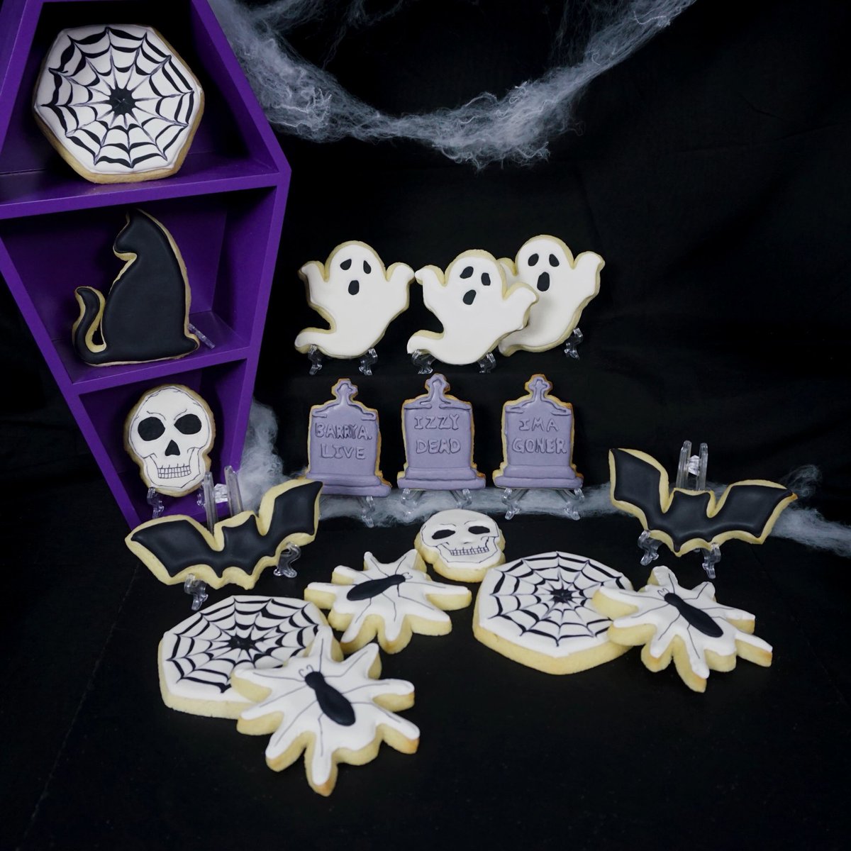 LadyLalaBakes's tweet photo. A haunted graveyard is the last set in my 2021 #Halloween collection. Check out the details on my hand decorated cookies before Ura Goner. 
#halloweencookies https://t.co/69kyPv4I5H