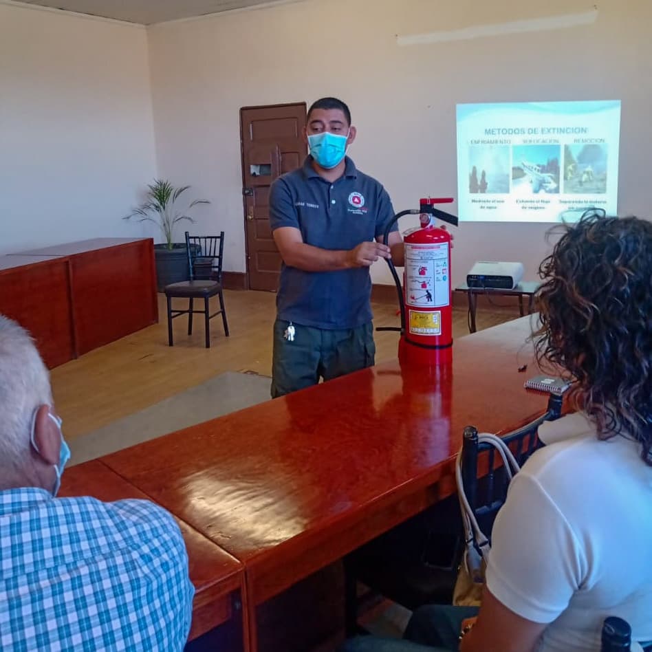 PCParral's tweet image. Impartimos una capacitación al equipo de guías de turistas de @TurismoParral, sobre uso y manejo de extintores y primeros auxilios.

Nuestra misión es proteger y servir a los parralenses