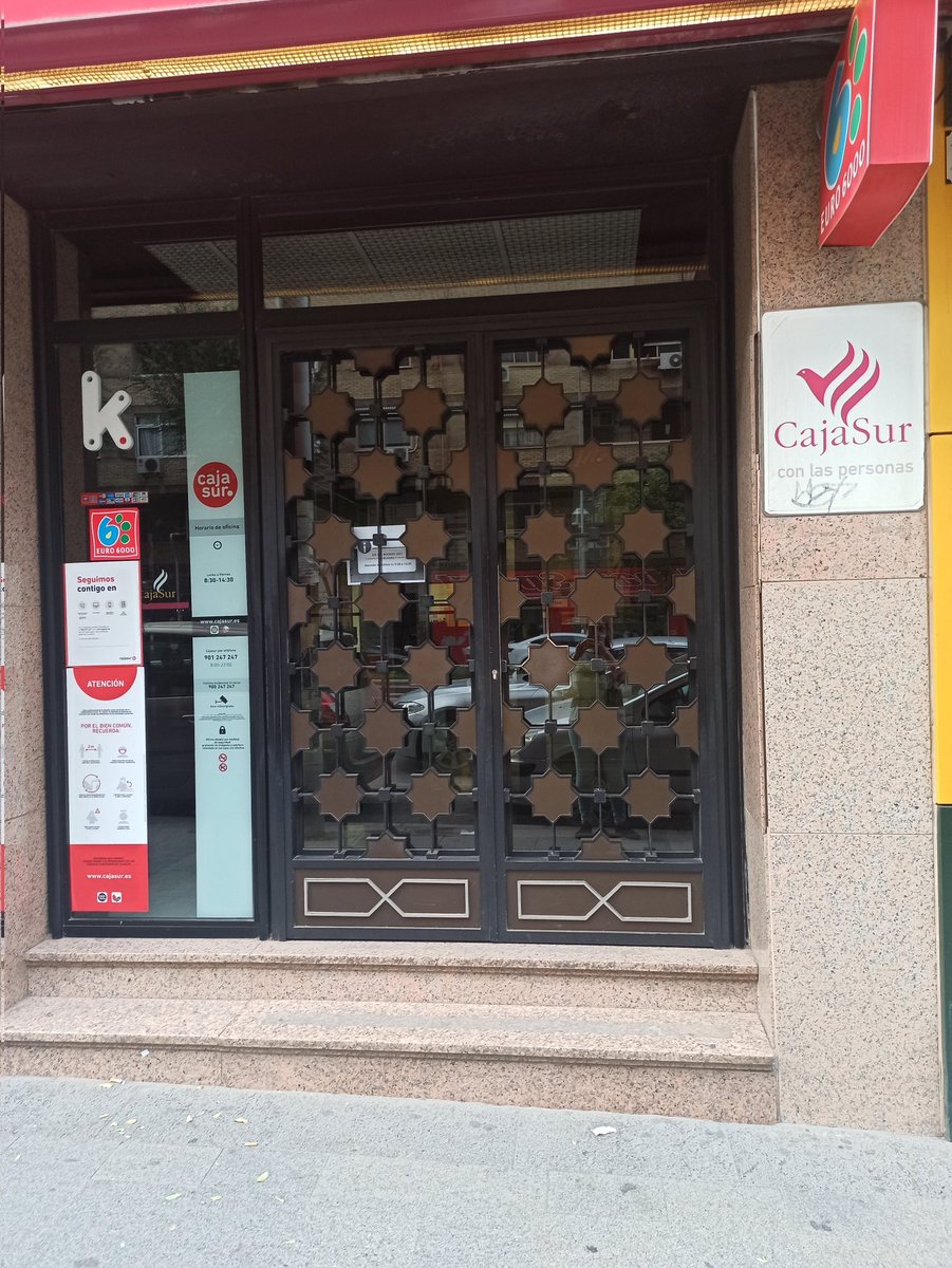 Lsanchezmartin's tweet photo. Aquí observamos un eslogan de un banco que manifiesta estar "con las personas" pero, sin embargo, no posee ningún tipo de accesibilidad para todas. 
¿Estamos ante un claro ejemplo de exclusión a las personas que este, no considera "normativas"?
#diversidaduoc  #Sharediversitas https://t.co/FgZi3v9zmF