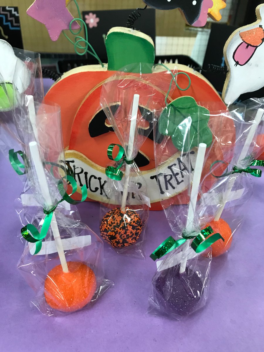 LisaParisi6's tweet photo. What a treat for staff from the PTO! Thank you and Happy Halloween! 🎃 #rosspride #Proud2BD23 @D23Ross https://t.co/mA5TPwnh5V