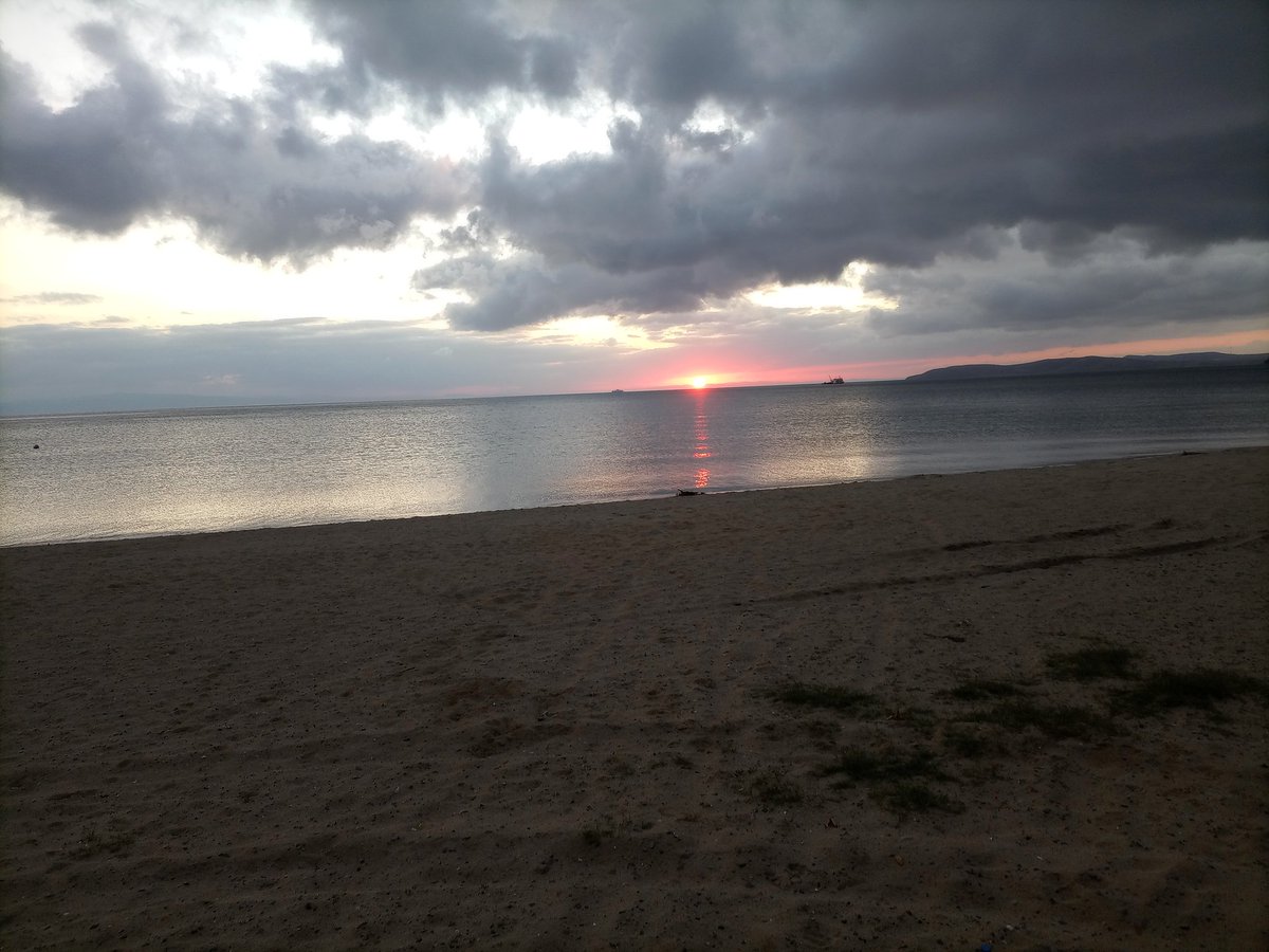 Makyajı yüzünden akmış yaşlı ve  güzel bir kadın gibi şimdi ocaklar....