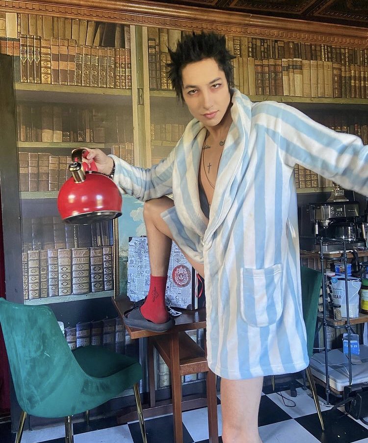 lilhellboy6's tweet photo. Half dead, half naked https://t.co/B8dnf4ZNxs