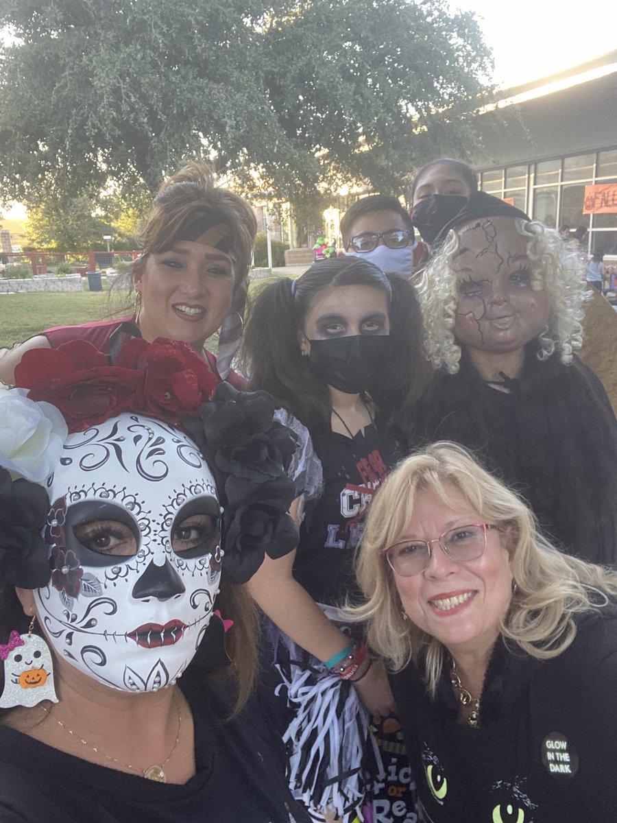wocomcallen's tweet photo. Women’s Council Of REALTORS®️ McAllen was happy to be a part of The McAllen Boys &amp; Girls Club Fall Festival,handing out candy  to the children . It was a great community event.
#HappyHalloween#Wcr#trickortreat https://t.co/tWqSs5Khbb