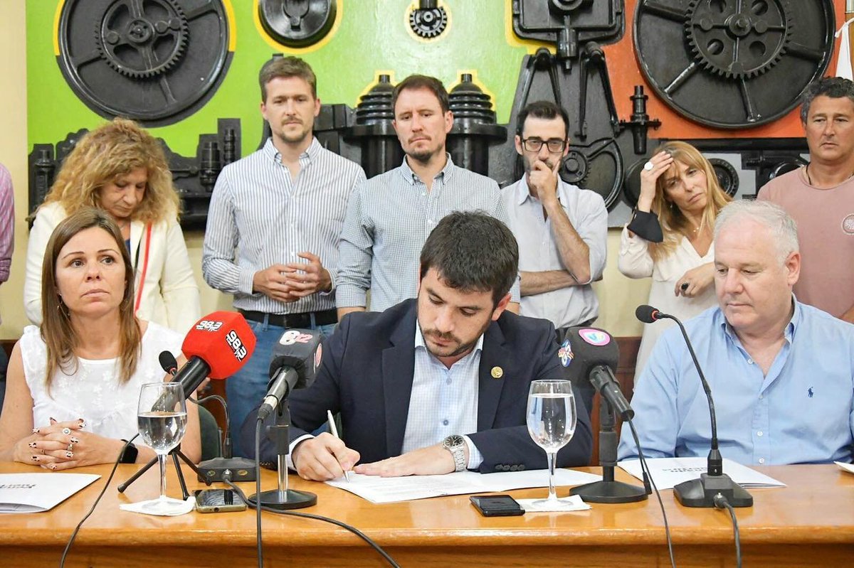 leonelchiarella's tweet photo. UN DÍA IMPORTANTE PARA NUESTRA CIUDAD 📝💡💪
Logramos firmar el contrato de #concesión con la #CEVT para continuar con la prestación del servicio #eléctrico. https://t.co/BEsQbGXeC9