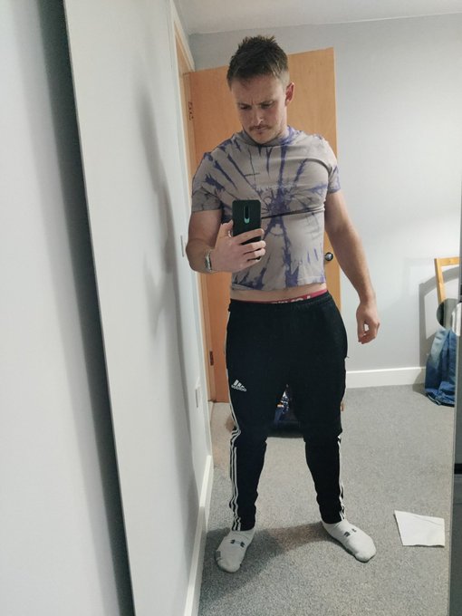 Got this for a 90s party tonight.  I went for a size L, for that authentic baggy 90s look 🙃 https://t