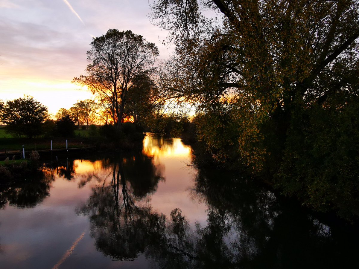 solosaloo's tweet photo. A rather perfect sunset at my favourite tree on The River Thames at Kelmscott. #thethamespath #riverthames @ThamesPathNT #sunset #StormHour #thephotohour #reflections #mobilephotography #nofilters #bbccountryfile @bbcweather #Oxfordshire #rainstopped https://t.co/I15uUIS7ik