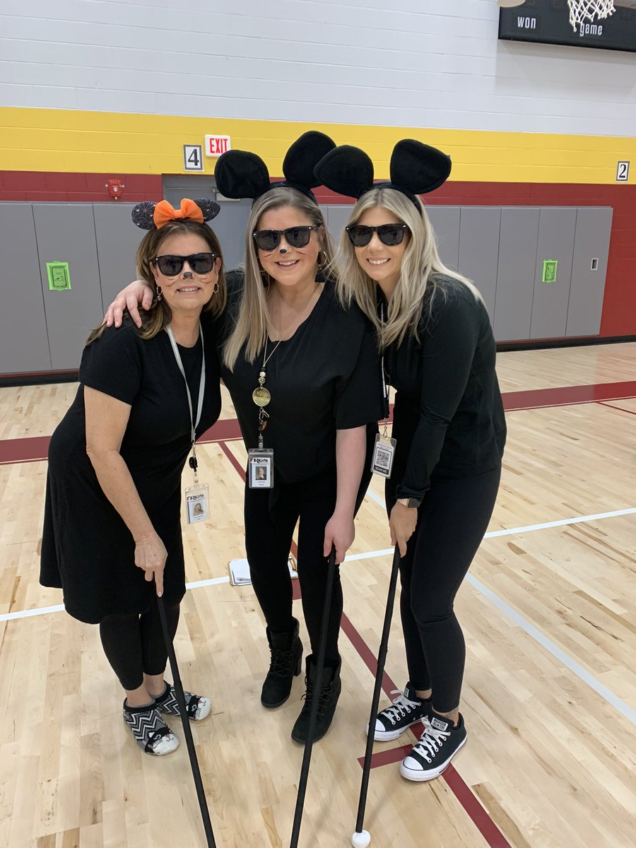 Our teachers and students went all out for Book Character Parade! @MrPAnderson5 <a href="/KatelynHand/">Katelyn Hand</a> <a href="/MrsAprea2/">Michele Aprea</a> <a href="/mrsgsuhoppy/">Erin Hopkins</a> @livingston4th @MsCarey1996 <a href="/plainviewElem/">Plainview Elementary School</a> #excellenceisinPlainview #otterlyAwesome